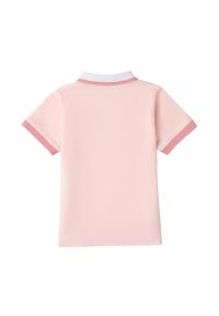 Polo in rosa chiaro con colletto bianco e bordi rosa. Maniche corte con estremità a contrasto, tessuto testurizzato e silhouette classica.