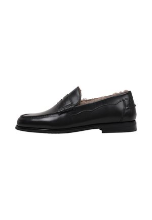 Mocasín de cuero negro con forro de piel visible en el interior, con parte superior cosida y suela plana, mostrado de lado sobre fondo blanco.