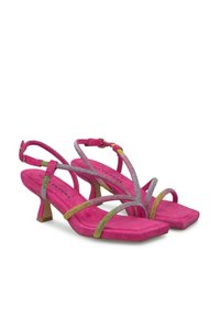 Sandalias de tacón alto de ante rosa con múltiples tiras entrecruzadas. Acentos brillantes en plata y oro, puntera cuadrada y un tacón cuadrado moderado.