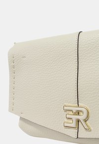 Borsa a mano in pelle bianca con finitura strutturata, caratterizzata da un logo dorato e cuciture a contrasto lungo i bordi.