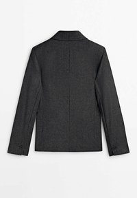 Blazer grigio in misto lana con colletto a punte, spalle strutturate e maniche lunghe. Presenta una cucitura centrale e polsini con bottone.