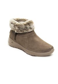 Braune Wildleder-Stiefelette mit einem Kunstfellkragen und seitlichem Reißverschluss. Gepolsterte Sohle, runde Zehenform, strukturierte Oberfläche und dezente Nähedetails.