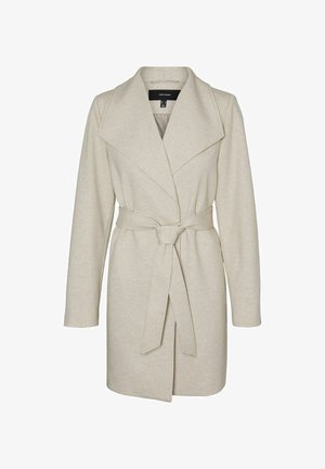 Beež mantli, millel on laiad kraed, pikad varrukad ja pehme, tekstuuriga kangas. Sellel on sidumisvöö ja põlvekõrgune lõige.