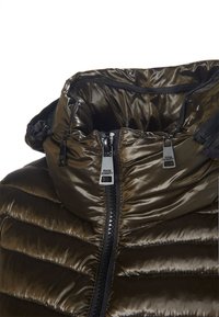 Chaqueta de plumón en verde oliva oscuro, con un exterior acolchado y brillante, cuello alto y dos bolsillos frontales con cremallera para un cierre seguro.