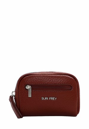 Cartera de cuero marrón con un acabado texturizado, que cuenta con un bolsillo frontal con cremallera, detalle de logo y una correa de muñeca para un fácil transporte.