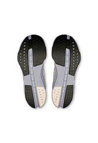 Zapatillas deportivas con una parte superior en gris y blanco, que presentan una suela texturizada con una banda de goma negra para mayor agarre y orificios de ventilación a lo largo de los laterales.