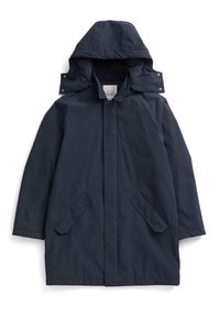 Chaqueta impermeable de color azul marino con una gran capucha, cierre delantero de broches y dos bolsillos laterales en ángulo. Textura de tela suave y corte recto.