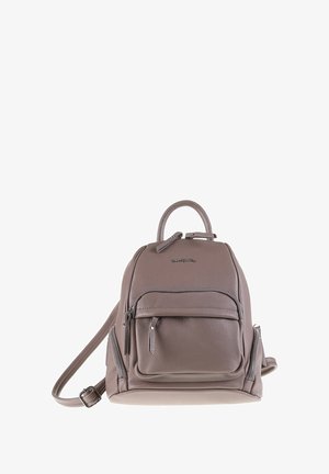 Sac à dos en cuir taupe, de forme arrondie, avec une poignée supérieure, des bretelles réglables et une poche zippée à l'avant. Texture lisse.