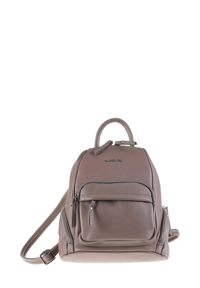 Zaino in pelle color taupe, con forma arrotondata, manico superiore, spallacci regolabili e tasca anteriore con zip. Texture liscia.