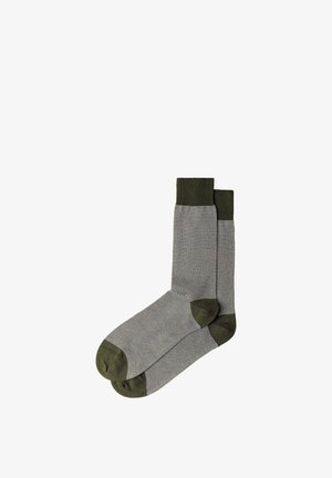 Par de calcetines hasta la mitad de la pantorrilla en gris claro con puños, talones y dedos en verde oliva, colocados planos sobre un fondo blanco.