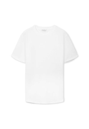 T-shirt bianco a maniche corte con scollo a girocollo, spalle leggermente cadute e orlo arrotondato, esposto su uno sfondo bianco.