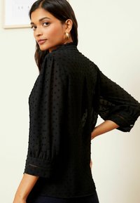 Love & Roses DOBBY SPOT 3/4 SLEEVE BUTTON THROUGH - REGULAR FIT - Nööpidega pluus - black