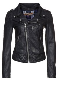 Veste de moto en cuir noir avec quincaillerie en argent, fermeture éclair à l'avant, ourlet inférieur matelassé et doublure à carreaux. Comprend des épaulettes sur les épaules.