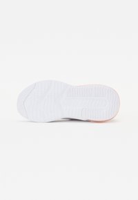 Semelle d'une chaussure, principalement blanche avec des motifs texturés et des rainures ; présente un accent rose clair au niveau du talon.