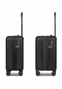 Maleta rígida negra con un acabado texturizado, cremallera frontal, ruedas dobles y un mango telescópico. Cuenta con una cerradura de combinación en el lateral.