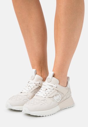 Sneaker bianchi con una superficie liscia e testurizzata, caratterizzati da un design a motivo, lacci, logo laterale e una suola imbottita.