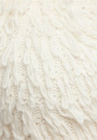 Pullover mit Zopfmuster in Cremefarbe, mit strukturierten Mustern mit erhabenen Schlaufen und einem glatten Hintergrund, hergestellt aus einem weichen Wollmischgewebe.