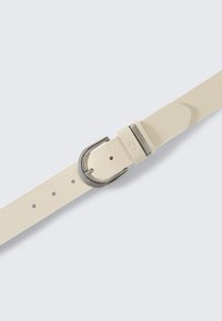 Vitt läderbälte med texturerad yta, utrustat med ett spänne i silvertonat metall och flera justeringshål.