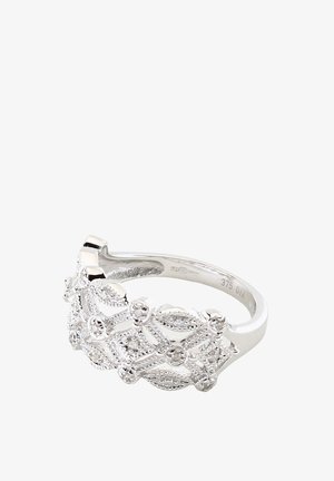 Srebrni prsten s složenim dizajnom nalik čipki, s malim okruglim detaljima. Glatka traka s poliranim završetkom i detaljnom teksturom.