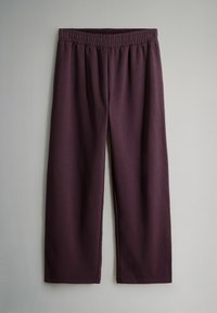 Fioletowe, szerokie spodnie wykonane z miękkiego materiału. Posiadają elastyczny pas i prosty design bez dodatkowych wzorów czy akcentów.