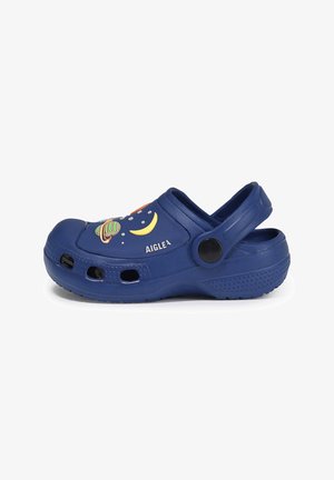 Zoccoli in gomma blu con fori di ventilazione a forma di taglio. Presenta vivaci design a tema spaziale in giallo, verde e rosso sulla parte superiore. Fascetta posteriore regolabile.