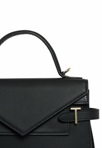 Bolso negro de mano con material sintético texturizado, solapa triangular, forma estructurada, herrajes en tono dorado y un asa superior.