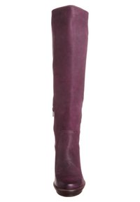 Bota de cuero morada hasta la rodilla con una textura suave, punta redonda, pequeño tacón y detalle de cremallera lateral. La caña presenta un diseño ajustado.