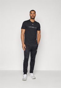 adidas Performance LES MILLS GRAPHIC - Spordi T-särk - black