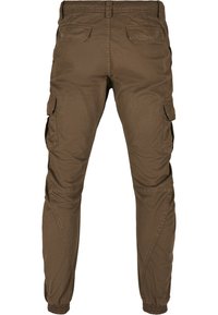 Pantalon cargo marron avec poignets élastiques, deux poches arrière et des poches latérales à rabat, vu de dos.