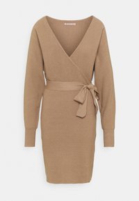 Robe portefeuille en maille taupe avec manches longues, col en V, taille ceinturée, texture côtelée, et fentes latérales pour faciliter les mouvements.