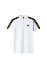 Hvid polo-T-shirt med sorte og gyldne striber som accent på ærmerne. Har en tre-knaps stolpe og et sort logo-label på brystet.