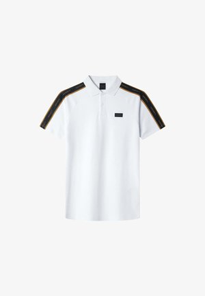 Bijela polo majica s crnim i zlatnim akcentnim prugama na rukavima. Ima tri gumba i crnu oznaku loga na prsima.