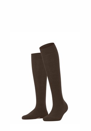 Coppia di calzini marroni semplici al ginocchio con logo discreto vicino alle dita, mostrati in piedi su sfondo bianco.