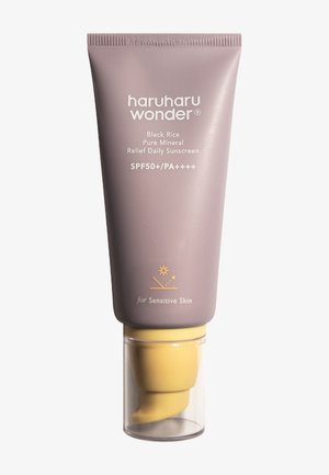 BLACK RICE PURE MINERAL RELIEF DAILY SUNSCREEN SPF50+/PA++++ - Crema solare - -