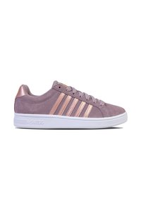 Lila mocka sneakers med roséguldaccent, vit gummisula och design med tre ränder. Snörning och vadderad tung ingår.