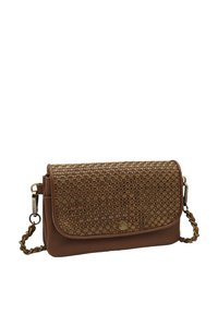 Sac brun à bandoulière avec un rabat en texture tissée, un corps en cuir lisse et une chaîne en bandoulière, arborant un logo circulaire à l'avant.