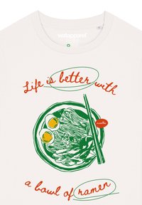 Lichtgekleurde t-shirt met een groene en oranje afbeelding van een kom ramen met eetstokjes, eieren, en de tekst "Het leven is beter met een kom ramen."