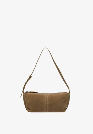 Borsa a tracolla in suede marrone con chiusura a zip e tracolla regolabile, forma rettangolare con dettagli minimi in rivetti metallici.