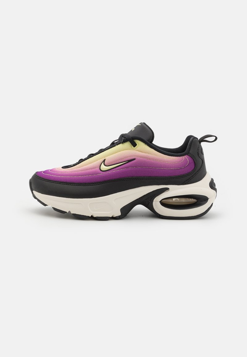 Chaussure de sport avec semelle noire et accents, empeigne dégradée en violet, rose et jaune, avec un swoosh Nike blanc et un amorti à air visible.
