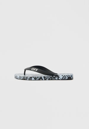Svart flip-flop med teksten "OFF" på stroppen og et mønstret såle med abstrakte svarte og lyseblå design.