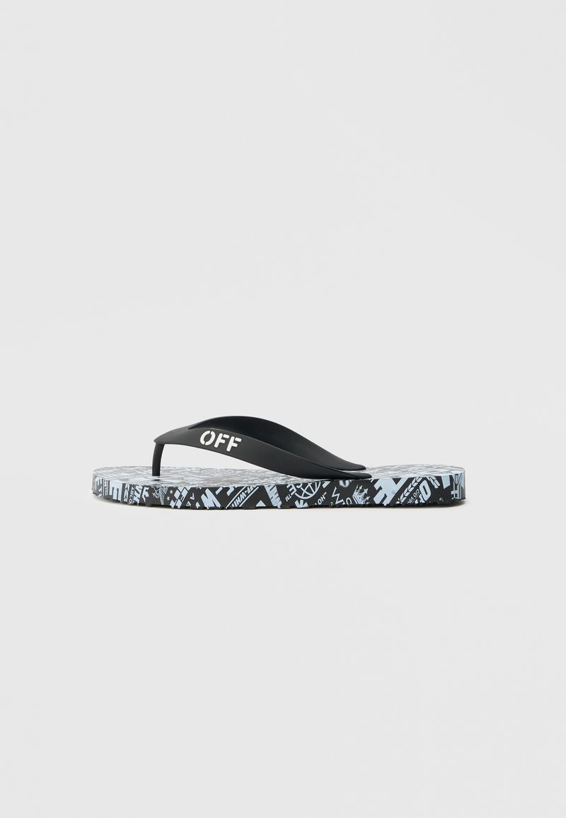Tongs noires avec le texte « OFF » sur la bride et une semelle à motifs présentant des dessins abstraits noirs et bleu clair.
