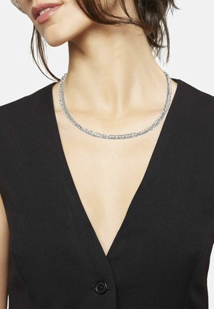 Zilveren ketting met meerdere gelaagde strengen, met een gladde, glanzende textuur en een klassiek, verweven ontwerp.