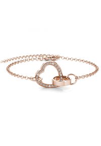 Bracciale in oro rosa con pendente a forma di cuore, adornato con strass trasparenti, dotato di una delicata catena e dettaglio della chiusura.