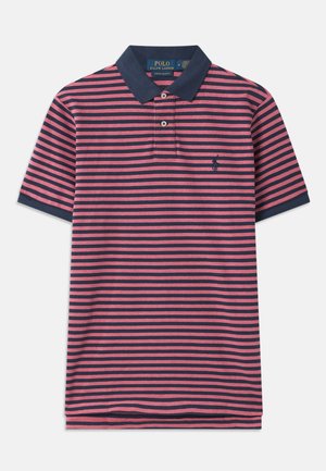 Piké i rosa och marinblå ränder, med marinblå krage, placket med tre knappar och en liten logotyp på vänster bröst. Material i bomull.