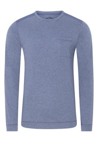 Camisa de manga larga en tela azul jaspeada, con escote redondo, bolsillo en el pecho y acentos contrastantes en los hombros.