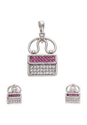 Srebrny zestaw biżuterii w kształcie torebki z różowymi i przezroczystymi kamieniami szlachetnymi, w skład którego wchodzi wisiorek i pasujące kolczyki na sztyftach.