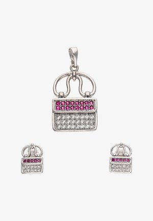 Sølv smykkesæt formet som en håndtaske med pink og klare ædelsten, inklusive en vedhæng og matchende ørestikker.