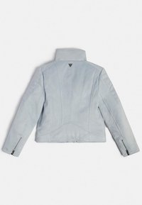 Jasnoniebieska skórzana kurtka z wysokim kołnierzem, precyzyjnym przeszyciem, zamkami na mankietach oraz trójkątnym logo marki na plecach.