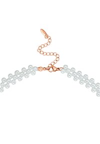 Collana di perle bianche con un design curvo, dotata di una catena e di una chiusura in oro rosa per una lunghezza regolabile. Texture liscia e finitura lucida.
