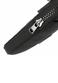 Bolso de mano negro de nailon con un cierre de cremallera prominente y tejido texturizado, con una forma rectangular elegante y un diseño minimalista.